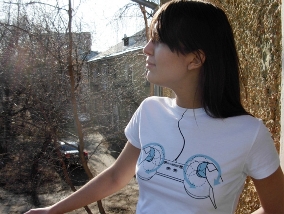 I-Want-To-Play-With-This-Controller-Shirt_1